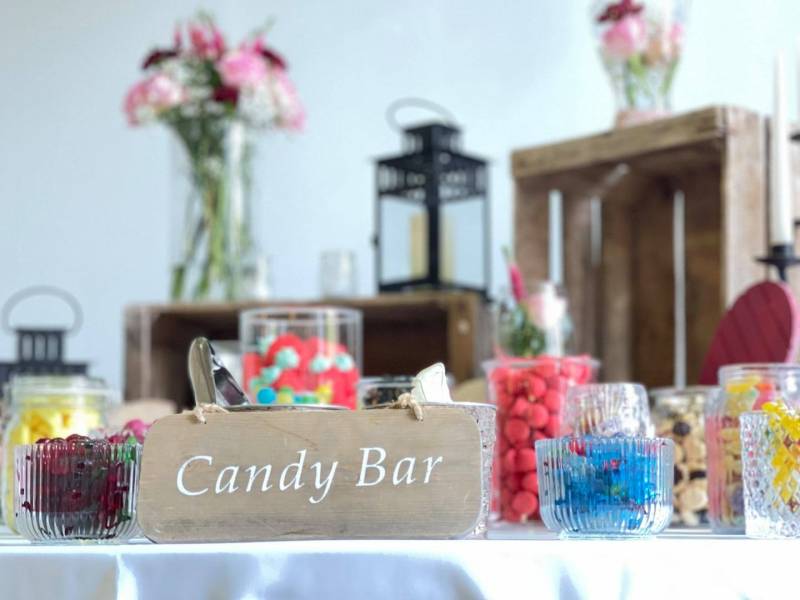 Location de salle en Vaucluse avec décoration de table Candy Bar